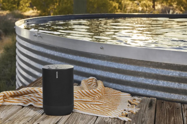 Best i test Bluetooth-høyttaler: En bærbar høyttaler på en trebenk ved siden av et basseng